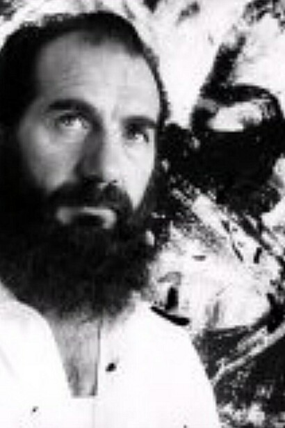 Foto ravvicinata di Emilio Vedova mentre lavora nel suo studio