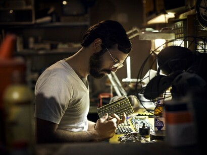 Gordon (Scoot McNairy) working on "Giant Computer"