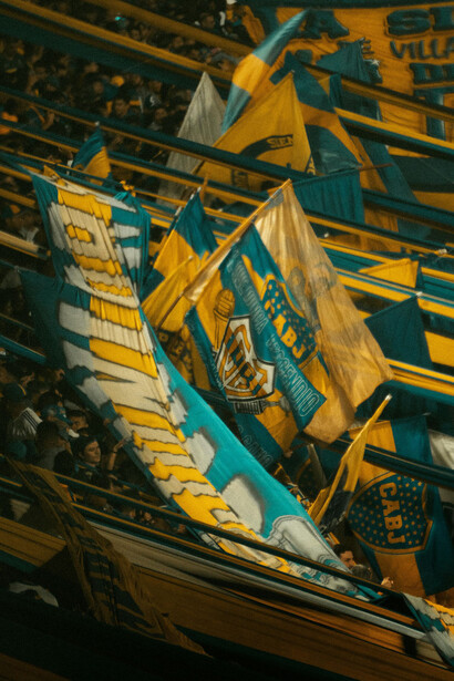 O comportamento dos torcedores no estádio, incluindo adaptações musicais, reflete disputas ideológicas e culturais que acontecem fora do campo