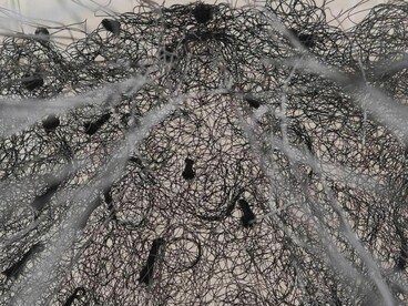 Además de la gran instalación central y una pieza exterior sobre el césped que dibuja una cartografía del universo, la muestra exhibe cuadros de gran formato con signos hilados que simulan ríos, núcleos y rizomas. Fotografías por cortesía de Víctor Vega Valverde 