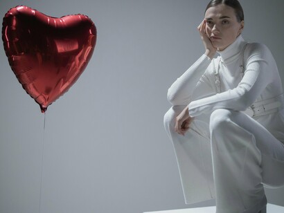 Calma, não precisa saber a fórmula que gira a roda da rebimboca da parafuseta, nem saber a quantia exata de estrelas no céu e muito menos desenhar a fórmula do pensamento humano, nem de longe, a intenção desta provocação filosófica é sobre honestidade intelectual e a energia que espalha e como a normalizamos
