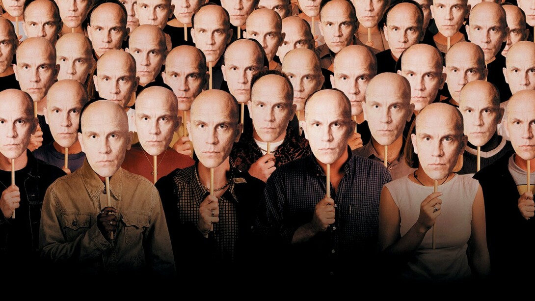 Cartaz do filme "Quero ser John Malkovich", filme de 1999. A necessidade constante de igualar factos, torna esta trajetória cada vez mais difícil, quanto mais semelhantes formos, pior será o reverso da moeda. Corremos o risco de nos convertermos em meros robôs, estáticos, complexos, mas iguais, sem qualquer necessidade de estudar cultura, afinal regemo-nos sob uma monocultura