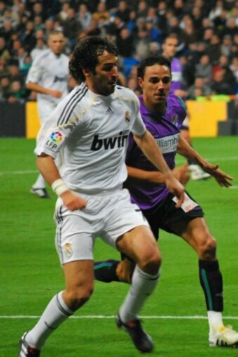 Raúl jugando con el Real Madrid contra el Málaga FC, enero de 2010