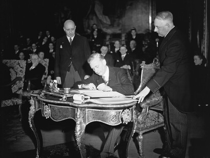 Fima del Patto di Bruxelles, 1948. Nella foto l'atto di firma di Principe Carlo, Principe Reggente del Belgio