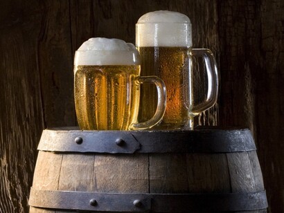 Dos cervezas sobre un barril
