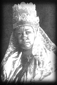 L’Imperatrice Taitù Betul fu figura chiave nella resistenza, ispirando il popolo e orchestrando la strategia che condusse alla vittoria di Adua, ritratto di Taitù Betul con la corona imperiale