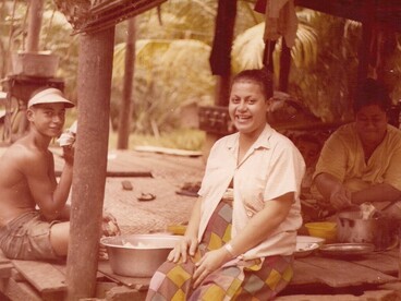 Lisa, la madre Alefa ed il figlio Maleko, la famigli a che ci alloggia a Apia; Western Samoa. Foto di Giò Barbieri