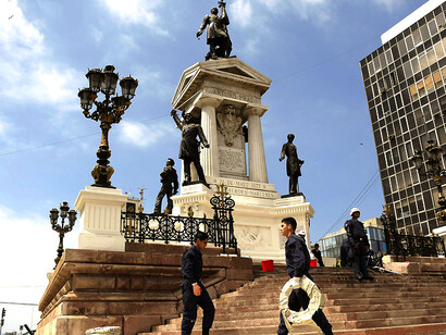 El Monumento a los Héroes de Iquique, ubicado en el centro de la Plaza Sotomayor de Valparaíso, Chile