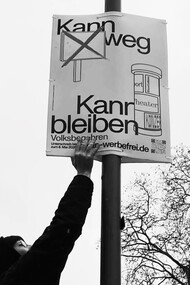 La campagna Berlin Werbefrei propone di limitare progressivamente i grandi impianti pubblicitari per restituire lo spazio pubblico ai cittadini. Foto di Berlin Werbefrei