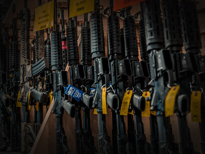 Vista del estante de los rifles de asalto en una tienda de armas en EE. UU.