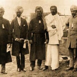 Swami Vivekananda al Parlamento mondiale delle religioni, 1893 a Chicago. Nella foto: (da sinistra a destra) Narasimhacharya di Chennai, Lakshmi Narain (avvocato di Lahore), Swami Vivekananda, Anagarika Hewivitarne Dharmapala (buddista dello Sri Lanka e in seguito fondatore della Mahabodhi Society di Calcutta) e Vichand Ghandi (avvocato di Mumbai e principale esponente della religione giainista)