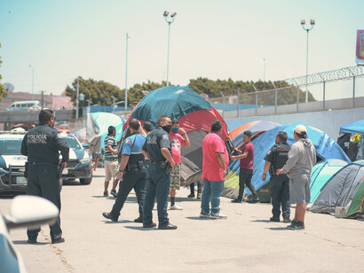 Empleados federales proceden a desmontar un campamento de inmigrantes en Tijuana, Baja California, México
