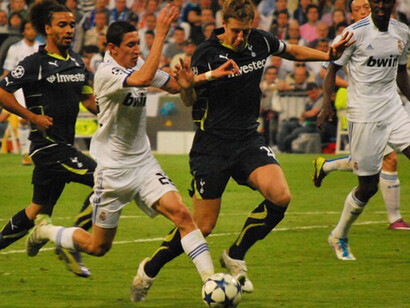 No todos están tocados por una varita mágica, muchos deben trabajar el doble, o incluso el triple, para poder llegar a concretar sus sueños. Angel Di María del Real Madrid con Michael Dawson del Tottenham Hotspur. Benoît Assou-Ekotto a la izquierda, Emmanuel Adebayor a la derecha el 5- 04-2011.