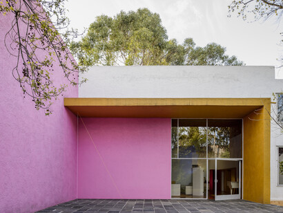 Untitled (Triangular Construction), 1989. Chrome yellow and white acrylic yarn. Situational dimensions: spatial relationships established by the artist