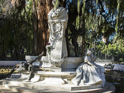 Monumento a Gustavo Adolfo Becquer, en el parque de María Luisa. Sevilla, España