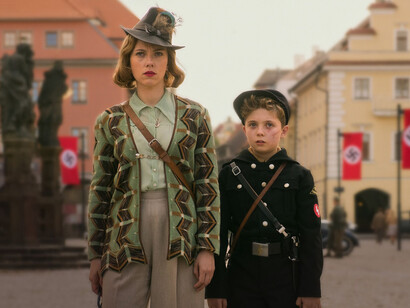 Scarlett Johansson y Roman Griffin Davisen en Jojo Rabbit (2019)