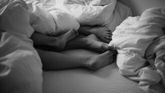 Casal em sua cama. Éramos, dizias tu, uma necessidade visceral, um ímpeto primitivo de cheiro e de pele, como se cada toque fosse uma solução improvável para uma equação de dificuldade máxima, com o desejo a percorrer-nos os corpos, a fazer esquecer o mundo e a devolver-nos à simplicidade da adolescência imaginária