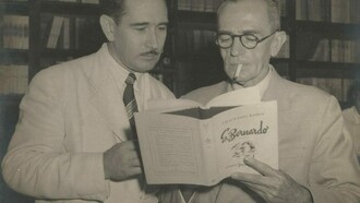 Amaral Gurgel ao lado de Graciliano Ramos em 1949, provavelmente na ocasião da assinatura da autorização para adaptar São Bernardo para o Rádio. Neste momento, o Brasil passava por transformações sociopolíticas envolvendo o êxodo rural, a situação do nordeste brasileiro afetado com secas periódicas gerando pobreza e as tentativas de sobrevivências diárias do povo nordestino. Na literatura brasileira surgem poetas que trazem essa dramática temática regional, entre eles Graciliano Ramos, usando de um estilo claro e objetivo, deixando de lado o sentimentalismo