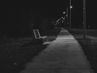 Ele era um desses andarilhos. Caminhava quilômetros sozinho com sua bolsa caída ao ombro. Bolsa que mais parecia um saco esfarrapado, pendurado, sem vida, junto ao corpo magro e curvado de um homem que ninguém sabia de onde tinha vindo e nem para onde se dirigia