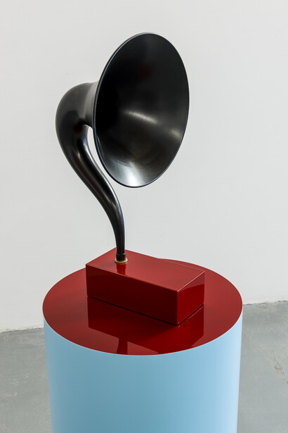Gregorio Samsa, Duel, 2015,
Scultura laccata + grammofono, 130 x 40 cm, 
Suono: “Per un pungo di dollari”, piano version, 1’18’’, ripetuto ogni 5 minuti
