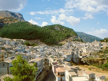 Il turismo lento valorizza il rispetto del territorio e promuove un modo sostenibile di viaggiare. Gratteri, Palermo, Italia