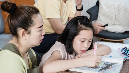 Entender as relações entre escola e família é essencial para promover um ambiente escolar saudável. Este texto aborda as complexidades e os desafios dessa interação, destacando a importância do respeito mútuo e da comunicação aberta