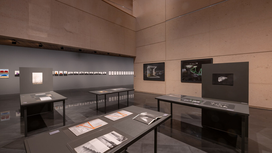 Nicolás Combarro, Mirar a otro lado, vista de exhibición. Cortesía del Museo Universidad de Navarra