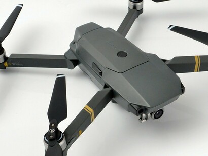 Drone de monitoramento.  Sem precauções e governança adequadas, o uso crescente da IA pode minar os princípios de justiça, transparência e o maior interesse público, automatizando e amplificando preconceitos e desigualdades sociais existentes.


