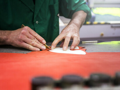 Un passaggio della linea di produzione artigianale