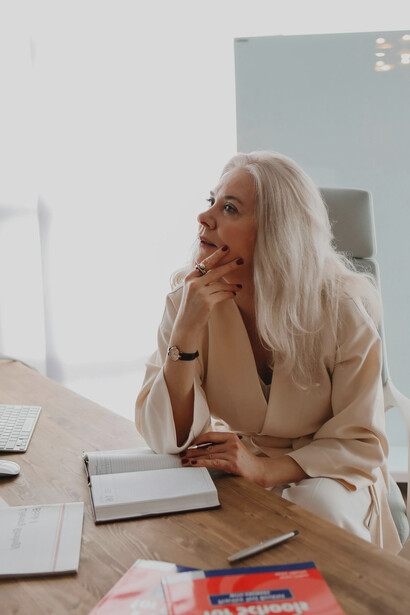 Linguista pensa na relação imagética dos signos na língua