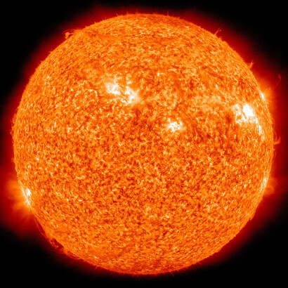Imagen ultravioleta del Sol. A pesar de ello, la combinación equilibrada de longitudes de onda hace que el cerebro humano lo perciba como blanco y no como verde