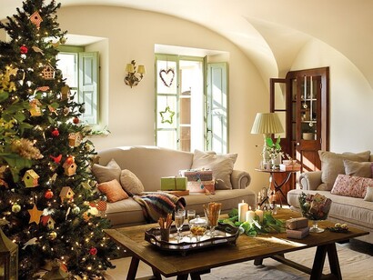 Decoración navideña en el salón de una casa