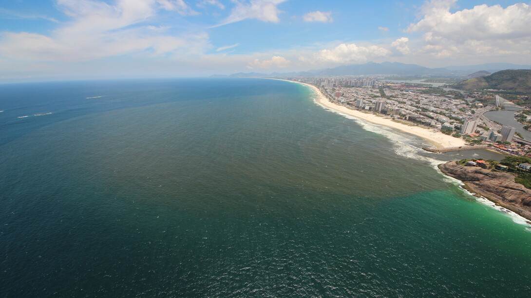 Praia da Barra da Tijuca contaminada no trecho próximo a saída das águas provenientes do sistema de lagoas que recebe o esgoto não tratado de toda a região urbanizada (foto tirada em Janeiro de 2017)