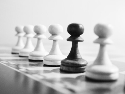 Piezas de ajedrez alineadas sobre el tablero