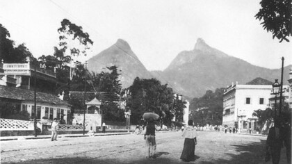 Cosme Velho, no Rio de Janeiro, século XIX. Há 17 anos, na Casa das Artes de Laranjeiras (CAL), uma inspiração me levou a um projeto apaixonante: a republicação das 'Poesias Completas de Machado de Assis'. Tive uma "visão" do próprio Machado, criança, correndo pelas ruas do Cosme Velho e daí surgiu a ideia. Não contente, meu livro de poesias de Machado de Assis, foi uma lenda de procrastinação