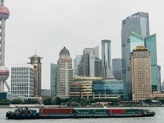 En el escenario contemporáneo, China expande su influencia global mediante la Iniciativa de la Franja y la Ruta, utilizando la financiación de infraestructura, la presencia de sus diásporas y el control de activos clave para generar interdependencias económicas que fortalecen su poder de negociación