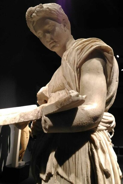 Roma, Palazzo Massimo, Fanciulla di Anzio, part., marmo paro (testa e petto), marmo pentelico (resto del corpo), alt. cm 150, età tiberio-neroniana da originale ellenistico del III sec a.C. © Roberto Luciani