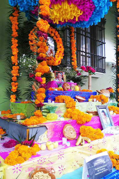 Típico altar de Día de los Muertos de la Región Huasteca, México
