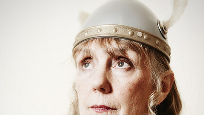 La excéntrica The Space Lady, con su inseparable casco de Asterix