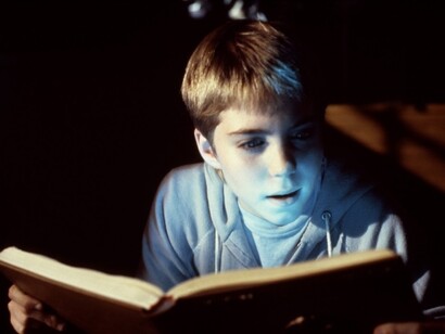 El pequeño Bastian leyendo "La historia interminable"