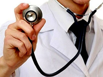 Un doctor con un fonendoscopio