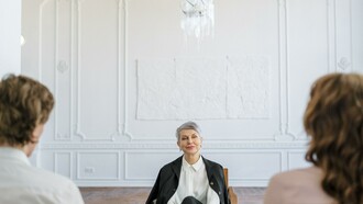 Psicóloga trabalha terapia em familia