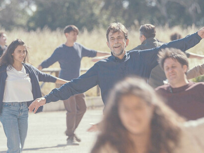 "Il sol dell’avvenire", di Nanni Moretti, (2023). La musica, colonna portante di tutti i suoi lungometraggi, torna a svolgere un ruolo da protagonista inserendosi, quasi in maniera irruente, attraverso sequenze corali con i personaggi che cantano e ballano, come se si trovassero in un musical