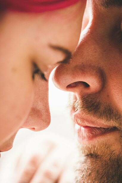 Jung dizia que todos nós temos agrupamentos de sentimentos muito fortes dentro de nós, chamados complexos, que são como “núcleos” emocionais universais. Quando um desses complexos do nosso inconsciente ganha força, ele chega à nossa consciência e passa a influenciar nossas atitudes — é o que Jung chama de “complexo constelado”

