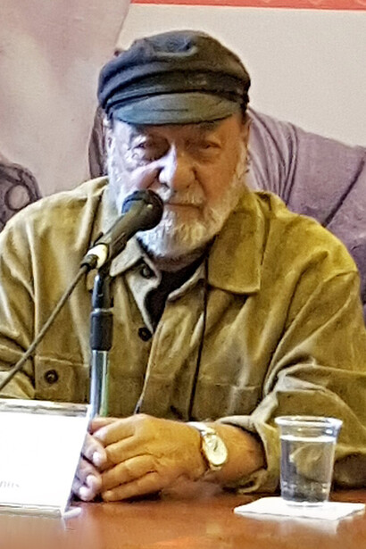 Patricio Manns irrumpió en la música chilena de los años sesenta con Arriba en la cordillera, una canción que transformó el folclore en memoria social y poética popular. Feria Internacional del Libro de Santiago, 2017