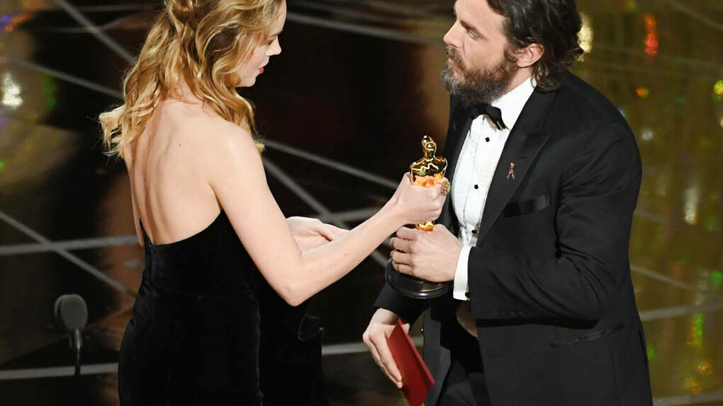 Uno de los momentos más tensos de la gala: Brie Larson entrega la estatuilla Casey Affleck, acusado de acoso de sexual