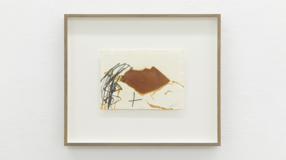 Antoni Tàpies
La mel IV, 1989
(La mel)
Pencil and varnish on paper
19 × 27 cm (7 1/2 × 10 5/8 inches)
41,8 × 49,3 cm (16 1/2 × 19 3/8 inches) (framed). Courtesy noguerasBlanchard Barcelona/Madrid. Photography: Roberto Ruiz. 