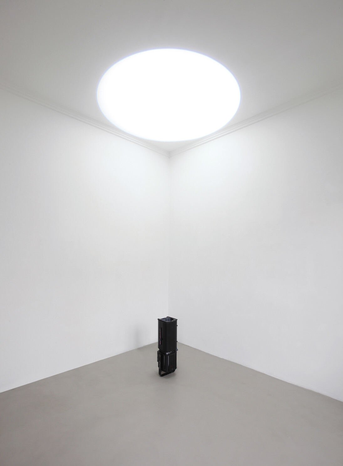 Michel Verjux, Au plafond, calage en angle (source au sol), 2016 Proiettore. Courtesy A arte Invernizzi, Milano. Foto Bruno Bani
