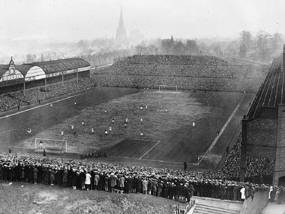 O estádio Villa Park em Birmingham, Inglaterra, na década de 1950