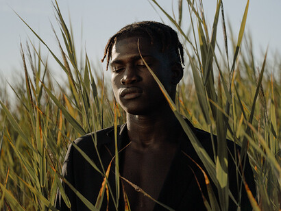 Médecine traditionnelle en Afrique. Comme pour beaucoup d’autres domaines de savoirs, la médecine est vu comme un moyen de communication avec le monde invisible.